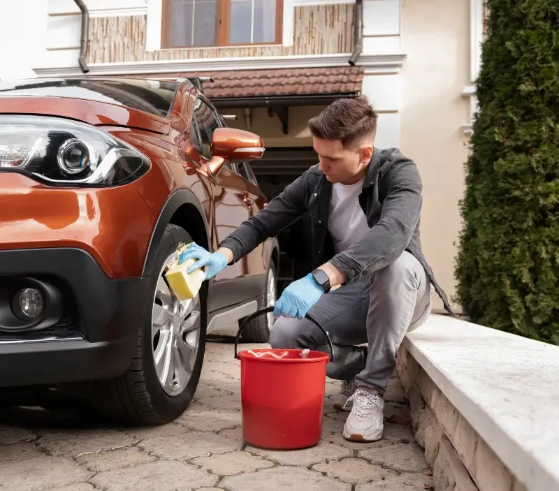 Lavage auto à domicile Ambialet : professionnel intervenant sur un véhicule